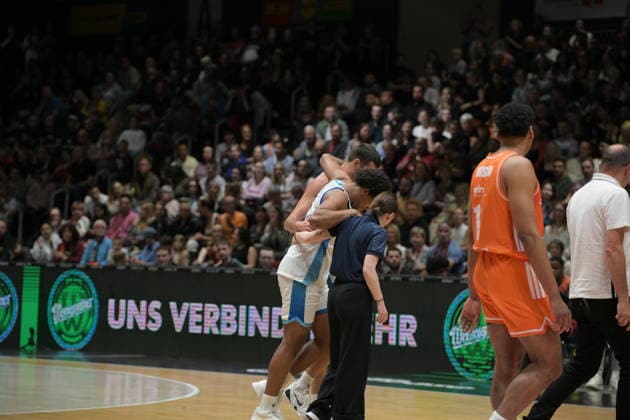 easyCredit Basketball Bundesliga, Matchday 33, Niners Chemnitz Frankfurt Skyliners 07 05 2026 from 18 30 h Chemnitz, Chemnitz Arena In the photo Injury Jamie Edoka 5 easyCredit Basketball Bundesliga, Matchday 33, Niners Chemnitz Frankfurt Skyliners Chemnitz Saxony Germany Copyright: xEHLxMedia MichelxKöhlerx 20260705-Niners Chemnitz-Frankfurt Skyliners_059