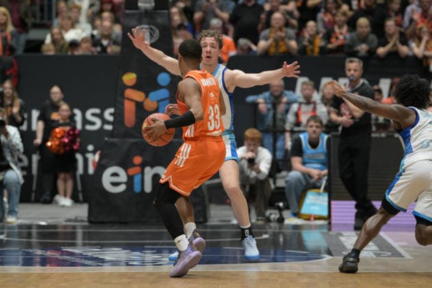 easyCredit Basketball Bundesliga, Matchday 33, Niners Chemnitz Frankfurt Skyliners 07 05 2026 from 18 30 h Chemnitz, Chemnitz Arena In the photo Eric Washington 33 , Ivan Crnjac 14 easyCredit Basketball Bundesliga, Matchday 33, Niners Chemnitz Frankfurt Skyliners Chemnitz Saxony Germany Copyright: xEHLxMedia MichelxKöhlerx 20260705-Niners Chemnitz-Frankfurt Skyliners_064