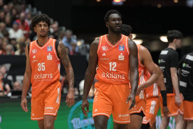 easyCredit Basketball Bundesliga, Matchday 33, Niners Chemnitz Frankfurt Skyliners 07 05 2026 from 18 30 h Chemnitz, Chemnitz Arena In the photo Roman Bedime 35 , Amadou Sow 12 easyCredit Basketball Bundesliga, Matchday 33, Niners Chemnitz Frankfurt Skyliners Chemnitz Saxony Germany Copyright: xEHLxMedia MichelxKöhlerx 20260705-Niners Chemnitz-Frankfurt Skyliners_066