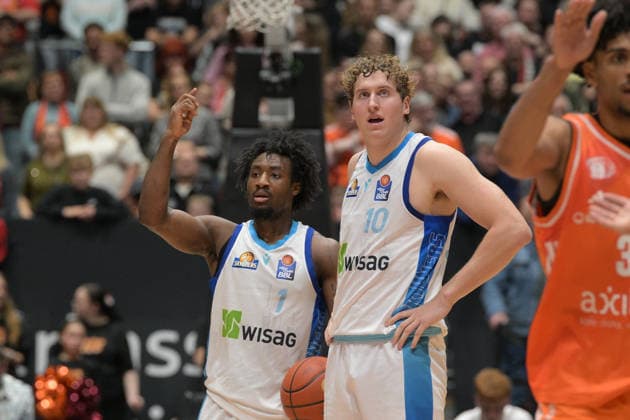 easyCredit Basketball Bundesliga, 33 Matchday, Niners Chemnitz Frankfurt Skyliners 07 05 2026 from 18 30 h Chemnitz, Chemnitz Arena Im Foto Isaiah Swope 1 , Jacob Holt 10 easyCredit Basketball Bundesliga, 33 Matchday, Niners Chemnitz Frankfurt Skyliners Chemnitz Saxony Germany Copyright: xEHLxMedia MichelxKöhlerx 20260705-Niners Chemnitz-Frankfurt Skyliners_068