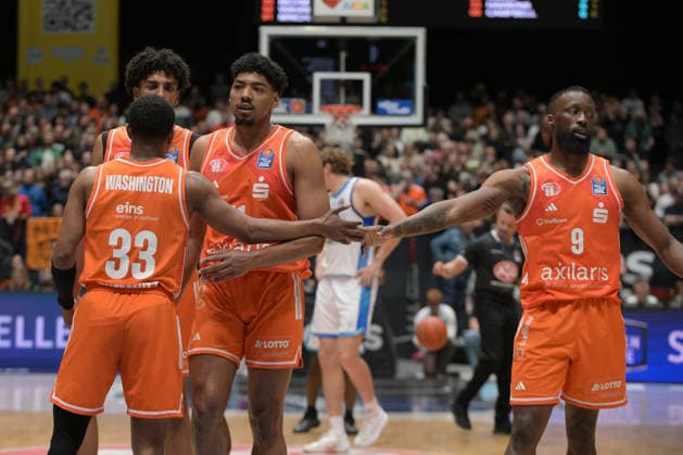 easyCredit Basketball Bundesliga, Matchday 33, Niners Chemnitz Frankfurt Skyliners 07 05 2026 from 18 30 h Chemnitz, Chemnitz Arena In the photo Niners Chemnitz, Eric Washington 33 Roman Bedime 35 , Kostja Mushidi 11 , John Newman III 9 easyCredit Basketball Bundesliga, Matchday 33, Niners Chemnitz Frankfurt Skyliners Chemnitz Saxony Germany Copyright: xEHLxMedia MichelxKöhlerx 20260705-Niners Chemnitz-Frankfurt Skyliners_069