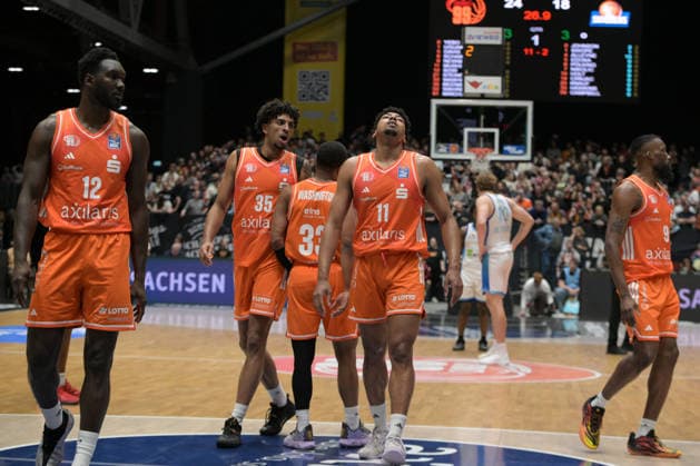 easyCredit Basketball Bundesliga, Matchday 33, Niners Chemnitz Frankfurt Skyliners 07 05 2026 from 18 30 h Chemnitz, Chemnitz Arena In the photo from l Amadou Sow 12 , Roman Bedime 35 , Eric Washington 33 , Kostja Mushidi 11 , John Newman III 9 easyCredit Basketball Bundesliga, Matchday 33, Niners Chemnitz Frankfurt Skyliners Chemnitz Saxony Germany Copyright: xEHLxMedia MichelxKöhlerx 20260705-Niners Chemnitz-Frankfurt Skyliners_070