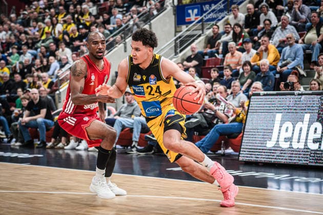 Brandon Tischler MHP RIESEN Ludwigsburg, 24 vs Isaiah Mike FC Bayern Basketball, 22 GER, MHP Riesen Ludwigsburg vs FC Bayern Muenchen Basketball, Basketball Bundesliga, easycredit BBL, 33 Matchday, Season 2025 2026, 07 05 2026 GER, MHP Riesen Ludwigsburg vs FC Bayern Muenchen Basketball, Basketball Bundesliga, easycredit BBL, 33 Matchday, Season 2025 2026, 07 05 2026 Ludwigsburg Copyright: xSandyxDinkelackerx EP_SDR