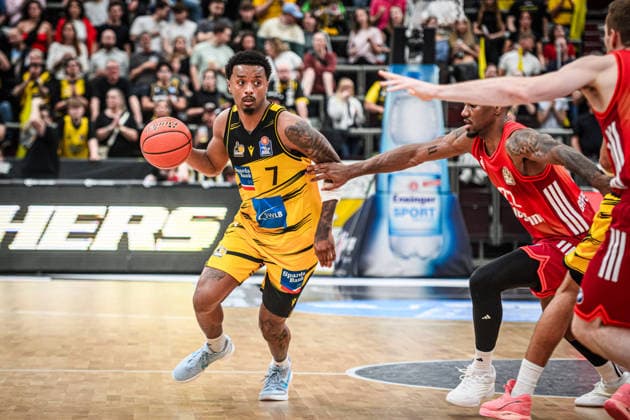 Elijah Hughes MHP RIESEN Ludwigsburg, 07 vs Isaiah Mike FC Bayern Basketball, 22 GER, MHP Riesen Ludwigsburg vs FC Bayern Muenchen Basketball, Basketball Bundesliga, easycredit BBL, 33 Matchday, Season 2025 2026, 07 05 2026 GER, MHP Riesen Ludwigsburg vs FC Bayern Muenchen Basketball, Basketball Bundesliga, easycredit BBL, 33 Matchday, Season 2025 2026, 07 05 2026 Ludwigsburg Copyright: xSandyxDinkelackerx EP_SDR