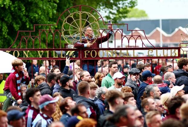 Aston Villa fans greet the team coach. Aston Villa v Nottingham Forest, UEFA Europa League, Semi Final, Second Leg, Football, Villa Park, Birmingham, UK - 07 May 2026Birmingham Villa Park United Kingdom EDITORIAL USE ONLY No use with unauthorised audio, video, data, fixture lists, club league logos or live services. Online in-match use limited to 120 images, no video emulation. No use in betting, games or single club league player publications. Copyright: xJamesxMarsh Shutterstockx 16861510ad