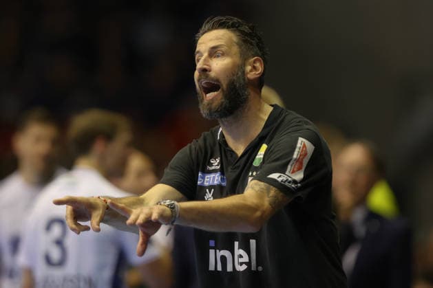 07 05 2026, xtgx, Handball, EHF Champions League 1 4 Final, SC Magdeburg Pick Szeged v l Bennet Wiegert Magdeburg, Coach gives instructions, gestures with arms, gesticulates, gives instructions Magdeburg