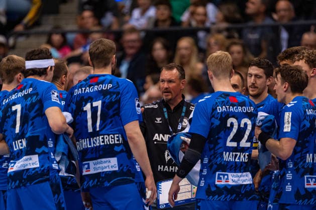 DAIKIN Handball Bundesliga TVB Stuttgart vs Rhein Neckar Löwen 07 05 2026 Stuttgart, GERMANY 07 May 2026 Misha Kaufmann TVB Stuttgart, coach instructs his team during the match between TVB Stuttgart and Rhein Neckar Löwen on matchday 31 of the Daikin Handball Bundesliga at the Porsche Arena Copyright: xBEAUTIFULxSPORTS Steinx
