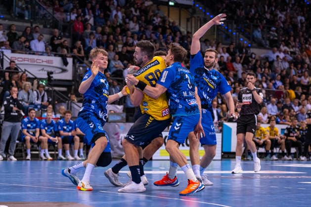 DAIKIN Handball Bundesliga TVB Stuttgart vs Rhein Neckar Löwen 07 05 2026 Stuttgart, GERMANY 07 May 2026 Jannik Kohlbacher Rhein Neckar Löwen, 80 fails against Linus Schmid TVB Stuttgart, 18 and Max Häfner TVB Stuttgart, 3 during the match between TVB Stuttgart and Rhein Neckar Löwen on matchday 31 of the Daikin Handball Bundesliga at the Porsche Arena Copyright: xBEAUTIFULxSPORTS Steinx