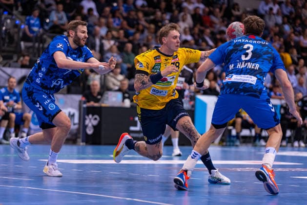 DAIKIN Handball Bundesliga TVB Stuttgart vs Rhein Neckar Löwen 07 05 2026 Stuttgart, GERMANY 07 May 2026 Edwin Aspenbäck Rhein Neckar Löwen, 78 at the circle against Max Häfner TVB Stuttgart, 3 and Samuel Röthlisberger TVB Stuttgart, 17 during the match between TVB Stuttgart and Rhein Neckar Löwen on matchday 31 of the Daikin Handball Bundesliga at the Porsche Arena Copyright: xBEAUTIFULxSPORTS Steinx