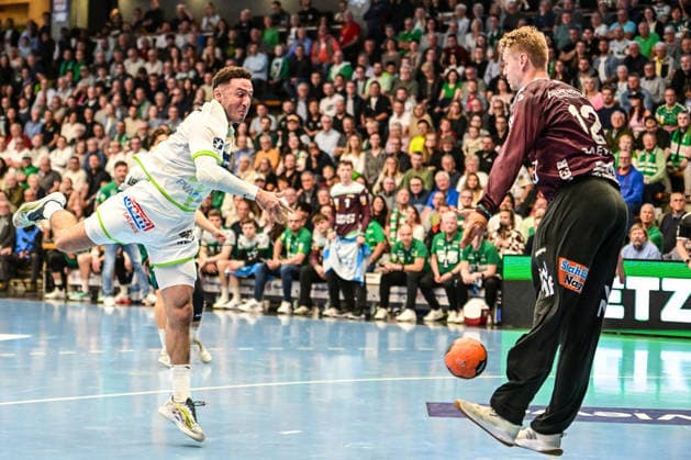 DAIKIN HBL Bundesliga Frisch Auf Göppingen HSG Wetzlar Göppingen, 07 05 2026 Ahmed Nafea HSG Wetzlar, 79 fails against Kristian Saeveras Frisch Auf Göppingen, 12 , who parries Göppingen, 07 05 2026 31 Matchday of the DAIKIN Handball Bundesliga, Frisch Auf Göppingen HSG Wetzlar, EWS Arena, Göppingen Copyright: xBEAUTIFULxSPORTS Märklx