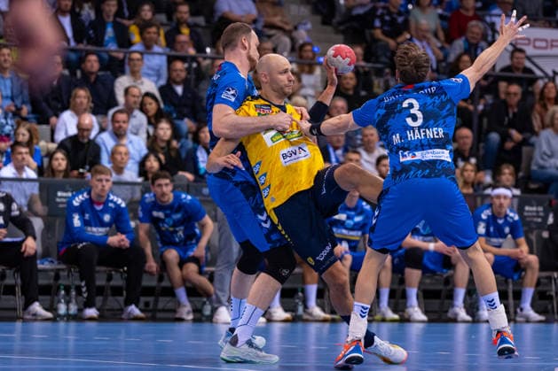 DAIKIN Handball Bundesliga TVB Stuttgart vs Rhein Neckar Löwen 07 05 2026 Stuttgart, GERMANY 07 May 2026 Max Häfner TVB Stuttgart, 3 and Lenny Rubin TVB Stuttgart, 44 defend against Lukas Sandell Rhein Neckar Löwen, 11 during the match between TVB Stuttgart and Rhein Neckar Löwen on matchday 31 of the Daikin Handball Bundesliga at the Porsche Arena Copyright: xBEAUTIFULxSPORTS Steinx