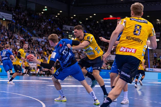 DAIKIN Handball Bundesliga TVB Stuttgart vs Rhein Neckar Löwen 07 05 2026 Stuttgart, GERMANY 07 May 2026 Jakob Nigg TVB Stuttgart, 57 at the circle against Sebastian Heymann Rhein Neckar Löwen, 13 during the match between TVB Stuttgart and Rhein Neckar Löwen on matchday 31 of the Daikin Handball Bundesliga at the Porsche Arena Copyright: xBEAUTIFULxSPORTS Steinx
