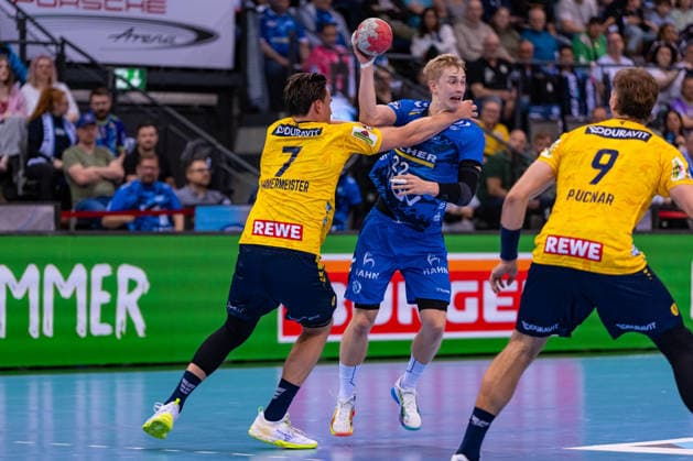 DAIKIN Handball Bundesliga TVB Stuttgart vs Rhein Neckar Löwen 07 05 2026 Stuttgart, GERMANY 07 May 2026 Robert Timmermeister Rhein Neckar Löwen, 7 defends against Torben Matzken TVB Stuttgart, 22 during the match between TVB Stuttgart and Rhein Neckar Löwen on matchday 31 of the Daikin Handball Bundesliga at the Porsche Arena Copyright: xBEAUTIFULxSPORTS Steinx