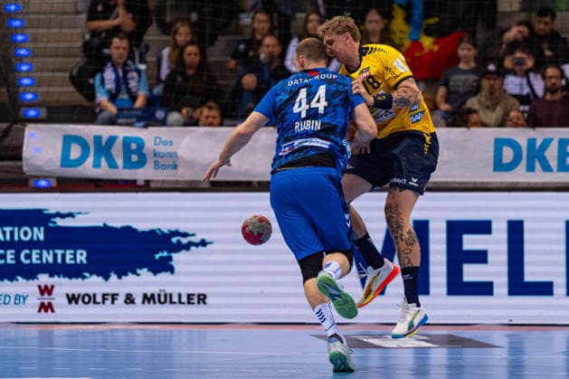 DAIKIN Handball Bundesliga TVB Stuttgart vs Rhein Neckar Löwen 07 05 2026 Stuttgart, GERMANY 07 May 2026 Lenny Rubin TVB Stuttgart, 44 fails to Edwin Aspenbäck Rhein Neckar Löwen, 78 during the match between TVB Stuttgart and Rhein Neckar Löwen on matchday 31 of the Daikin Handball Bundesliga at the Porsche Arena Copyright: xBEAUTIFULxSPORTS Steinx