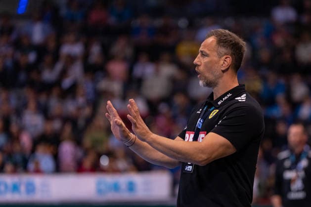 DAIKIN Handball Bundesliga TVB Stuttgart vs Rhein Neckar Löwen 07 05 2026 Stuttgart, GERMANY 07 May 2026 Maik Machulla Rhein Neckar Löwen, Head Coach on the sideline during the match between TVB Stuttgart and Rhein Neckar Löwen on matchday 31 of the Daikin Handball Bundesliga at the Porsche Arena Copyright: xBEAUTIFULxSPORTS Steinx
