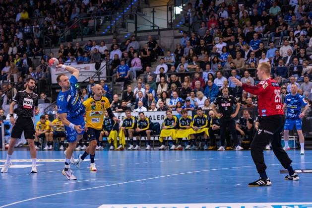 DAIKIN Handball Bundesliga TVB Stuttgart vs Rhein Neckar Löwen 07 05 2026 Stuttgart, GERMANY 07 May 2026 Kai Häfner TVB Stuttgart, 34 at the free throw against David Späth Rhein Neckar Löwen, 29 during the match between TVB Stuttgart and Rhein Neckar Löwen on matchday 31 of the Daikin Handball Bundesliga at the Porsche Arena Copyright: xBEAUTIFULxSPORTS Steinx