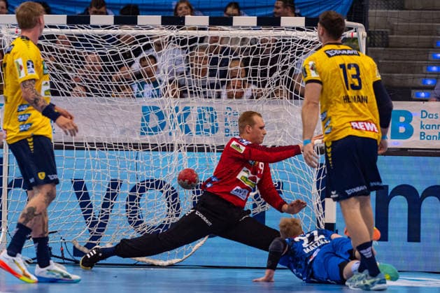 DAIKIN Handball Bundesliga TVB Stuttgart vs Rhein Neckar Löwen 07 05 2026 Stuttgart, GERMANY 07 May 2026 Torben Matzken TVB Stuttgart, 22 hits against David Späth Rhein Neckar Löwen, 29 during the match between TVB Stuttgart and Rhein Neckar Löwen on matchday 31 of the Daikin Handball Bundesliga at the Porsche Arena Copyright: xBEAUTIFULxSPORTS Steinx