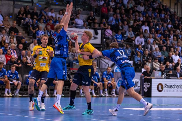 DAIKIN Handball Bundesliga TVB Stuttgart vs Rhein Neckar Löwen 07 05 2026 Stuttgart, GERMANY 07 May 2026 Linus Schmid TVB Stuttgart, 18 and Samuel Röthlisberger TVB Stuttgart, 17 defend against Edwin Aspenbäck Rhein Neckar Löwen, 78 during the match between TVB Stuttgart and Rhein Neckar Löwen on matchday 31 of the Daikin Handball Bundesliga at the Porsche Arena Copyright: xBEAUTIFULxSPORTS Steinx