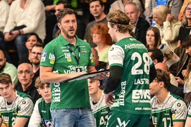 DAIKIN HBL Bundesliga Frisch Auf Göppingen HSG Wetzlar Göppingen, 07 05 2026 Coach Ben Matschke Frisch Auf Göppingen with the tactics board Göppingen, 07 05 2026 31 Matchday of the DAIKIN Handball Bundesliga, Frisch Auf Göppingen HSG Wetzlar, EWS Arena, Göppingen Copyright: xBEAUTIFULxSPORTS Märklx