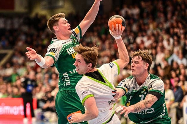 DAIKIN HBL Bundesliga Frisch Auf Göppingen HSG Wetzlar Göppingen, 07 05 2026 Justin Müller HSG Wetzlar, 25 is extremely difficult to defend by Victor Klöve Frisch Auf Göppingen, 07 and Sascha Brodbeck Frisch Auf Göppingen, 21 Göppingen, 07 05 2026 31 Matchday of the DAIKIN Handball Bundesliga, Frisch Auf Göppingen HSG Wetzlar, EWS Arena, Göppingen Copyright: xBEAUTIFULxSPORTS Märklx