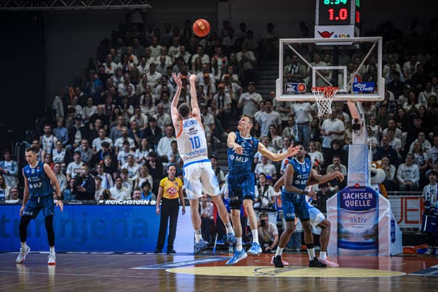 easycredit BBL Basketball Bundesliga 2025 2026 33 Matchday 07 05 2026 Science City Jena vs MLP Academics Heidelberg v li Joe Wieskamp Jena at the 3 against Niklas Würzner Heidelberg Sparkassen Arena