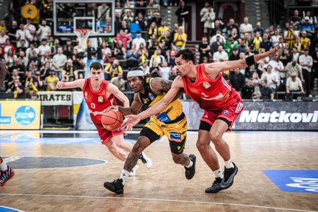 Stefan Smith MHP RIESEN Ludwigsburg, 03 between Nenad Dimitrijevic FC Bayern Basketball, 00 and Oscar da Silva FC Bayern Basketball, 01 GER, MHP Riesen Ludwigsburg vs FC Bayern Muenchen Basketball, Basketball Bundesliga, easycredit BBL, 33 Matchday, Season 2025 2026, 07 05 2026 GER, MHP Riesen Ludwigsburg vs FC Bayern Muenchen Basketball, Basketball Bundesliga, easycredit BBL, 33 Matchday, Season 2025 2026, 07 05 2026 Ludwigsburg Copyright: xSandyxDinkelackerx EP_SDR