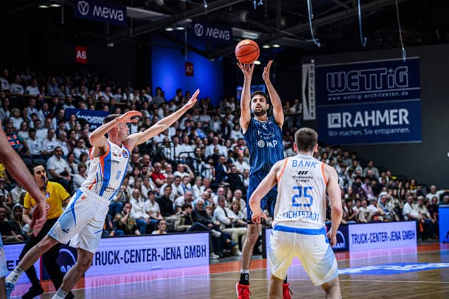 easycredit BBL Basketball Bundesliga 2025 2026 33 Matchday 07 05 2026 Science City Jena vs MLP Academics Heidelberg Mateo Seric Heidelberg with the 3-pointer against Joe Wieskamp Jena Sparkassen Arena