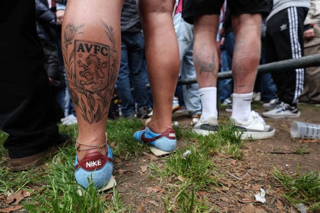 Aston Villa v Nottingham Forest 07 Mai 2026, Aston UEFA EUROPA League Halbfinale Rückspiel Aston Villa v Nottingham Forest Ein Fan mit einem Aston Villa Tattoo auf dem Bein Foto Charlotte Wilson Abseits Aston UK  Copyright: xCharlottexWilsonx xOffsidexOffside