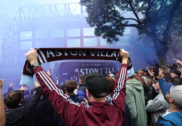 Aston Villa gegen Nottingham Forest 07. Mai 2026, Aston UEFA EUROPA League Halbfinale Rückspiel Aston Villa gegen Nottingham Forest Der Mannschaftsbus von Aston Villa wird von Fans und Rauchfackeln begrüßt Foto Charlotte Wilson Offside Aston UK  Copyright: xCharlottexWilsonx xOffsidexOffside