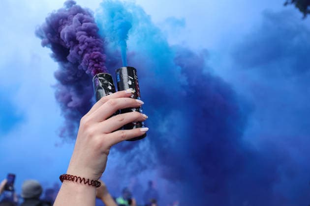 Aston Villa gegen Nottingham Forest 07. Mai 2026, Aston UEFA EUROPA League Halbfinale Rückspiel Aston Villa gegen Nottingham Forest Ein Fan hält eine lila und blaue Rauchfackel in die Höhe Foto Charlotte Wilson Abseits Aston UK  Copyright: xCharlottexWilsonx xOffsidexOffside