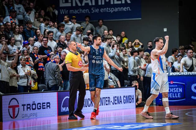 easycredit BBL Basketball Bundesliga 2025 2026 33 Matchday 07 05 2026 Science City Jena vs MLP Academics Heidelberg Mateo Seric Heidelberg left shows it, but opponent Jack Pagenkopf Jena cheers Sparkassen Arena