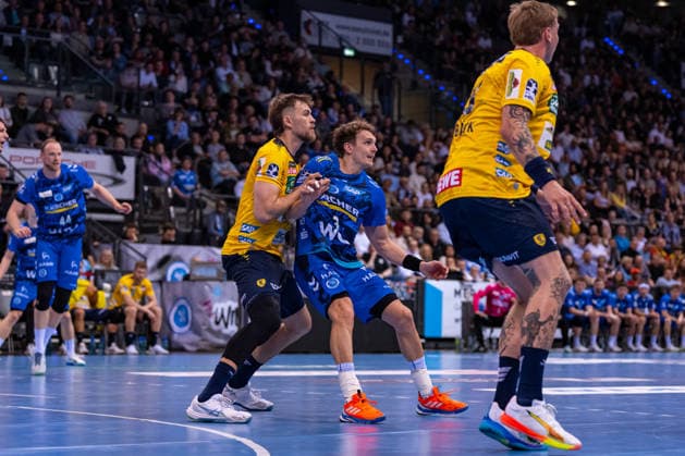 DAIKIN Handball Bundesliga TVB Stuttgart vs Rhein Neckar Löwen 07 05 2026 Stuttgart, GERMANY 07 May 2026 Steven Plucnar Jacobsen Rhein Neckar Löwen, 9 at the line with Max Häfner TVB Stuttgart, 3 during the match between TVB Stuttgart and Rhein Neckar Löwen on matchday 31 of the Daikin Handball Bundesliga at the Porsche Arena Copyright: xBEAUTIFULxSPORTS Steinx