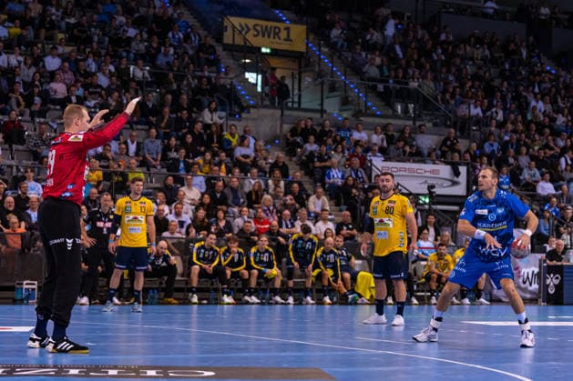 DAIKIN Handball Bundesliga TVB Stuttgart vs Rhein Neckar Löwen 07 05 2026 Stuttgart, GERMANY 07 May 2026 Kai Häfner TVB Stuttgart, 34 at the 7-meter against David Späth Rhein Neckar Löwen, 29 during the match between TVB Stuttgart and Rhein Neckar Löwen on matchday 31 of the Daikin Handball Bundesliga at the Porsche Arena Copyright: xBEAUTIFULxSPORTS Steinx