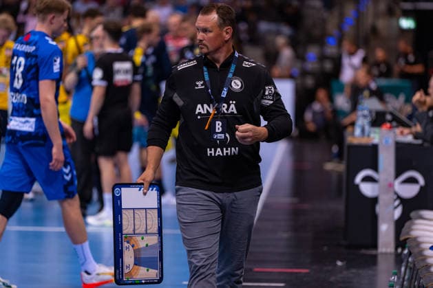 DAIKIN Handball Bundesliga TVB Stuttgart vs Rhein Neckar Löwen 07 05 2026 Stuttgart, GERMANY 07 May 2026 Misha Kaufmann TVB Stuttgart, coach after a time-out during the match between TVB Stuttgart and Rhein Neckar Löwen on match day 31 of the Daikin Handball Bundesliga at the Porsche Arena Copyright: xBEAUTIFULxSPORTS Steinx