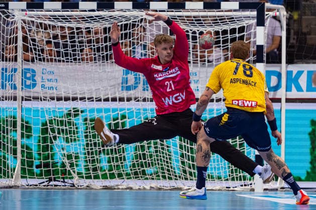 DAIKIN Handball Bundesliga TVB Stuttgart vs Rhein Neckar Löwen 07 05 2026 Stuttgart, GERMANY 07 May 2026 Edwin Aspenbäck Rhein Neckar Löwen, 78 scores against Jorick Pol TVB Stuttgart, 21 during the match between TVB Stuttgart and Rhein Neckar Löwen on matchday 31 of the Daikin Handball Bundesliga at Porsche Arena Copyright: xBEAUTIFULxSPORTS Steinx