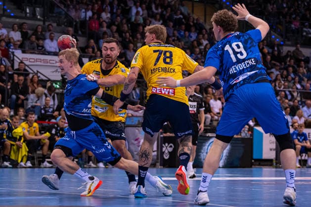 DAIKIN Handball Bundesliga TVB Stuttgart vs Rhein Neckar Löwen 07 05 2026 Stuttgart, GERMANY 07 May 2026 Jannik Kohlbacher Rhein Neckar Löwen, 80 pulls Torben Matzken TVB Stuttgart, 22 to the ground at the circle during the match between TVB Stuttgart and Rhein Neckar Löwen on matchday 31 of the Daikin Handball Bundesliga at the Porsche Arena Copyright: xBEAUTIFULxSPORTS Steinx