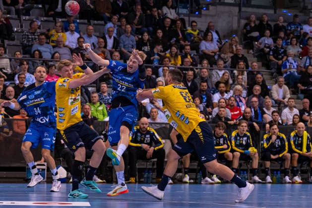 DAIKIN Handball Bundesliga TVB Stuttgart vs Rhein Neckar Löwen 07 05 2026 Stuttgart, GERMANY 07 May 2026 Jannik Kohlbacher Rhein Neckar Löwen, 80 and Edwin Aspenbäck Rhein Neckar Löwen, 78 defend against Torben Matzken TVB Stuttgart, 22 during the match between TVB Stuttgart and Rhein Neckar Löwen on matchday 31 of the Daikin Handball Bundesliga at Porsche Arena Copyright: xBEAUTIFULxSPORTS Steinx