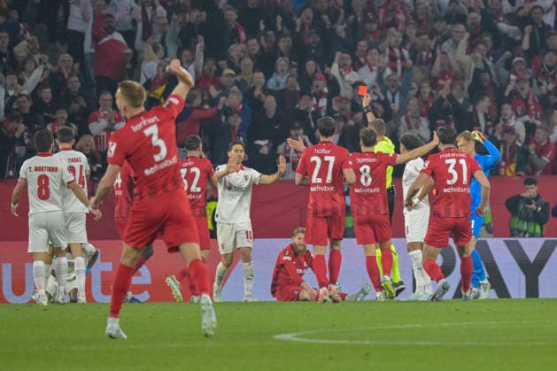 Davide Massa Referee shows red card to Paulo Oliveira Sporting Braga, 15 after an emergency brake GER, SC Freiburg Sporting Braga, Football, Europa League, Semi-final, 2025 2026 season, 07 05 2026 GER, SC Freiburg Sporting Braga, Football, Europa League, Semi-final, 2025 2026 season, 07 05 2026 Freiburg Copyright: xEibner-Pressefoto ThomasxHessx EP_THS