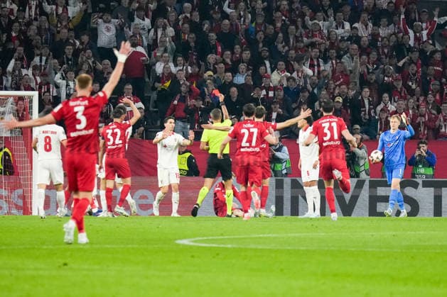 07 05 2026, xdaymx, Football UEFA Europa League, SC Freiburg Sporting Red card for Mario Dorgeles SC Braga , while the Freiburg players cheer DFL DFB REGULATIONS PROHIBIT ANY USE OF PHOTOGRAPHS as IMAGE SEQUENCES and or QUASI VIDEO Freiburg