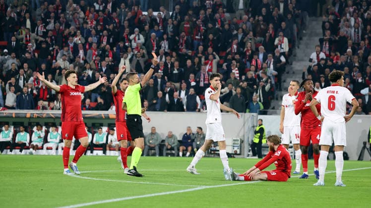 07 05 2026, xrekx, Football UEFA Europa League, SC Freiburg Sporting Braga v l Referee Referee Davide Massa Mario Dorgeles SC Braga Red card received, Received a red card DFL DFB REGULATIONS PROHIBIT ANY USE OF PHOTOGRAPHS as IMAGE SEQUENCES and or QUASI VIDEO Freiburg
