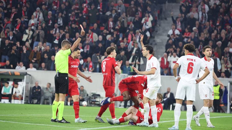 07 05 2026, xrekx, Football UEFA Europa League, SC Freiburg Sporting Braga v l Referee Referee Davide Massa Mario Dorgeles SC Braga Red card received, Received a red card DFL DFB REGULATIONS PROHIBIT ANY USE OF PHOTOGRAPHS as IMAGE SEQUENCES and or QUASI VIDEO Freiburg
