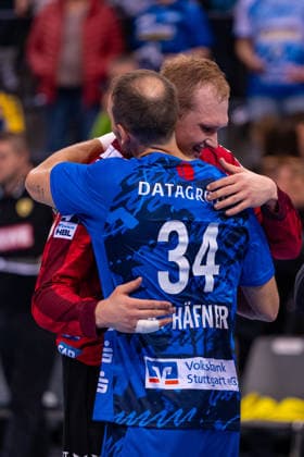 DAIKIN Handball Bundesliga TVB Stuttgart vs Rhein Neckar Löwen 07 05 2026 Stuttgart, GERMANY 07 May 2026 Kai Häfner TVB Stuttgart, 34 and David Späth Rhein Neckar Löwen, 29 teeing off after the match between TVB Stuttgart and Rhein Neckar Löwen on matchday 31 of the Daikin Handball Bundesliga at the Porsche Arena Copyright: xBEAUTIFULxSPORTS Steinx