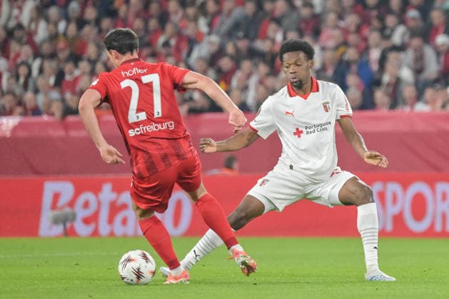 Nicolas Hoefler SC Freiburg, 27 with ball in front of Jean Baptiste Gorby Sporting Braga, 29 GER, SC Freiburg Sporting Braga, football, Europa League, semi-final, 2025 2026 season, 07 05 2026 GER, SC Freiburg Sporting Braga, football, Europa League, semi-final, 2025 2026 season, 07 05 2026 Freiburg Copyright: xEibner-Pressefoto ThomasxHessx EP_THS