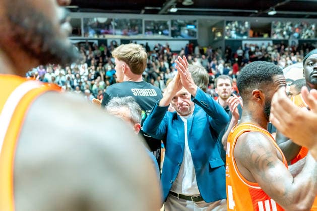 Chemnitz, Deutschland 07. Mai 2026: 1. BBL - 2025 2026 - Sp. 33 - Niners Chemnitz gegen Skyliners Frankfurt Im Bild: Head Coach Rodrigo Pastore (99) appladiert zu den Fans im Fanblock *** Chemnitz, Germany 07 May 2026 1 BBL 2025 2026 Sp 33 Niners Chemnitz vs Skyliners Frankfurt In the picture Head Coach Rodrigo Pastore 99 applauds to the fans in the fan block Copyright: xFotostandx xNachtigallx
