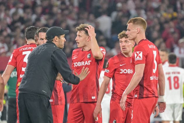 Julian Schuster SC Freiburg, coach speaks to his team with gestures and facial expressions Maximilian Eggestein SC Freiburg, 08 , Philipp Treu SC Freiburg, 29 , Philipp Lienhart SC Freiburg, 03 GER, SC Freiburg Sporting Braga, football, Europa League, semi-final, 2025 2026 season, 07 05 2026 GER, SC Freiburg Sporting Braga, football, Europa League, semi-final, 2025 2026 season, 07 05 2026 Freiburg Copyright: xEibner-Pressefoto ThomasxHessx EP_THS