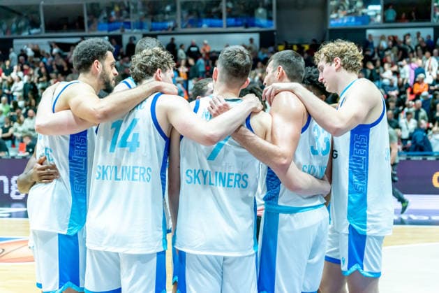 Chemnitz, Germany 07 May 2026 1 BBL 2025 2026 Sp 33 Niners Chemnitz vs Skyliners Frankfurt In the picture The Frankfurt players form a team circle after the final siren to close ranks Copyright: xFotostandx xNachtigallx