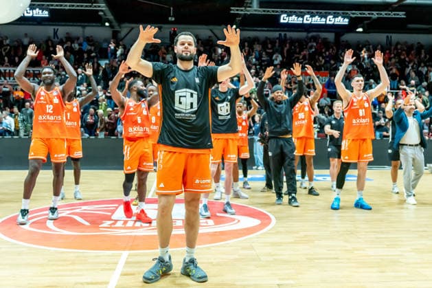 Chemnitz, Germany 07 May 2026 1 BBL 2025 2026 Sp 33 Niners Chemnitz vs Skyliners Frankfurt In the picture Jordan Schakel 99 with his teammates Copyright: xFotostandx xNachtigallx