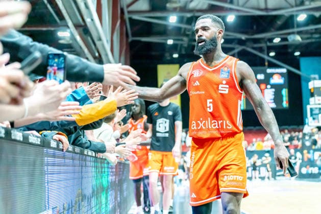 Chemnitz, Germany 07 May 2026 1 BBL 2025 2026 Sp 33 Niners Chemnitz vs Skyliners Frankfurt In the picture Corey Davis 99 with the fans at the fan block Copyright: xFotostandx xNachtigallx