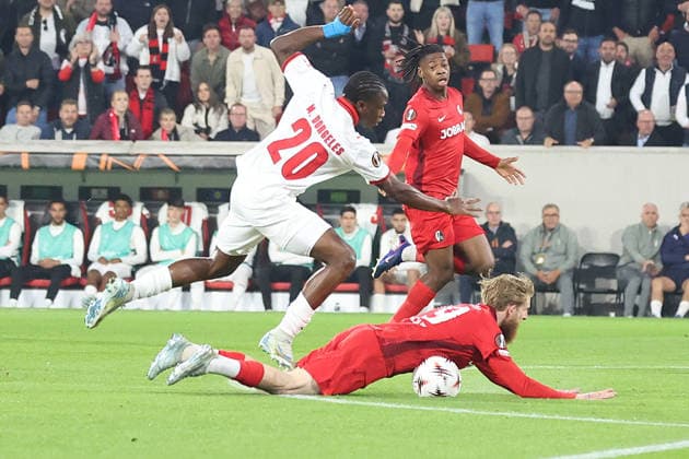 07 05 2026, xrekx, Football UEFA Europa League, SC Freiburg Sporting Braga v l Niklas Beste SC Freiburg Mario Dorgeles SC Braga Foul Red card received, Received a red card DFL DFB REGULATIONS PROHIBIT ANY USE OF PHOTOGRAPHS as IMAGE SEQUENCES and or QUASI VIDEO Freiburg