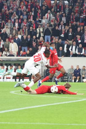 07 05 2026, xrekx, Football UEFA Europa League, SC Freiburg Sporting Braga v l Niklas Beste SC Freiburg Mario Dorgeles SC Braga Foul Red card received, Received a red card DFL DFB REGULATIONS PROHIBIT ANY USE OF PHOTOGRAPHS as IMAGE SEQUENCES and or QUASI VIDEO Freiburg